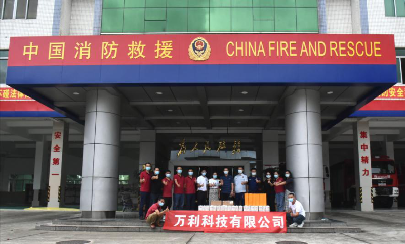 企业代表慰问松岗消防大队